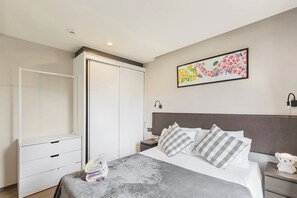 1 chambre, coffres-forts dans les chambres, fer et planche à repasser