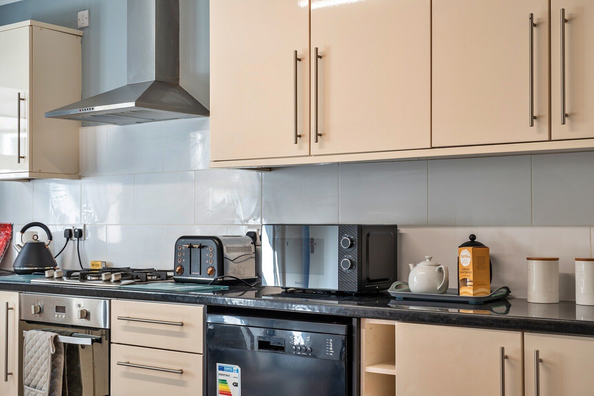 Jääkaappi, mikroaaltouuni, uuni, liesi