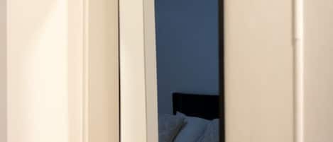 4 makuuhuonetta, työpöytä, Wi-Fi