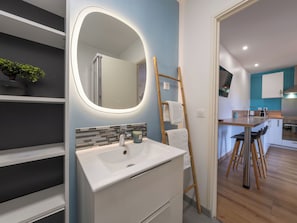 Kjøleskap, mikrobølgeovn, ovn og oppvaskmaskin