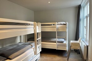 3 Schlafzimmer, Bügeleisen/Bügelbrett