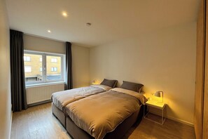 3 chambres, fer et planche à repasser, lit parapluie