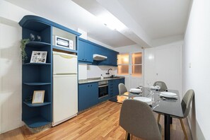 Frigorífico, microondas, horno y placa de cocina