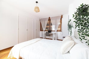 4 bedrooms, iron/ironing board, bed sheets