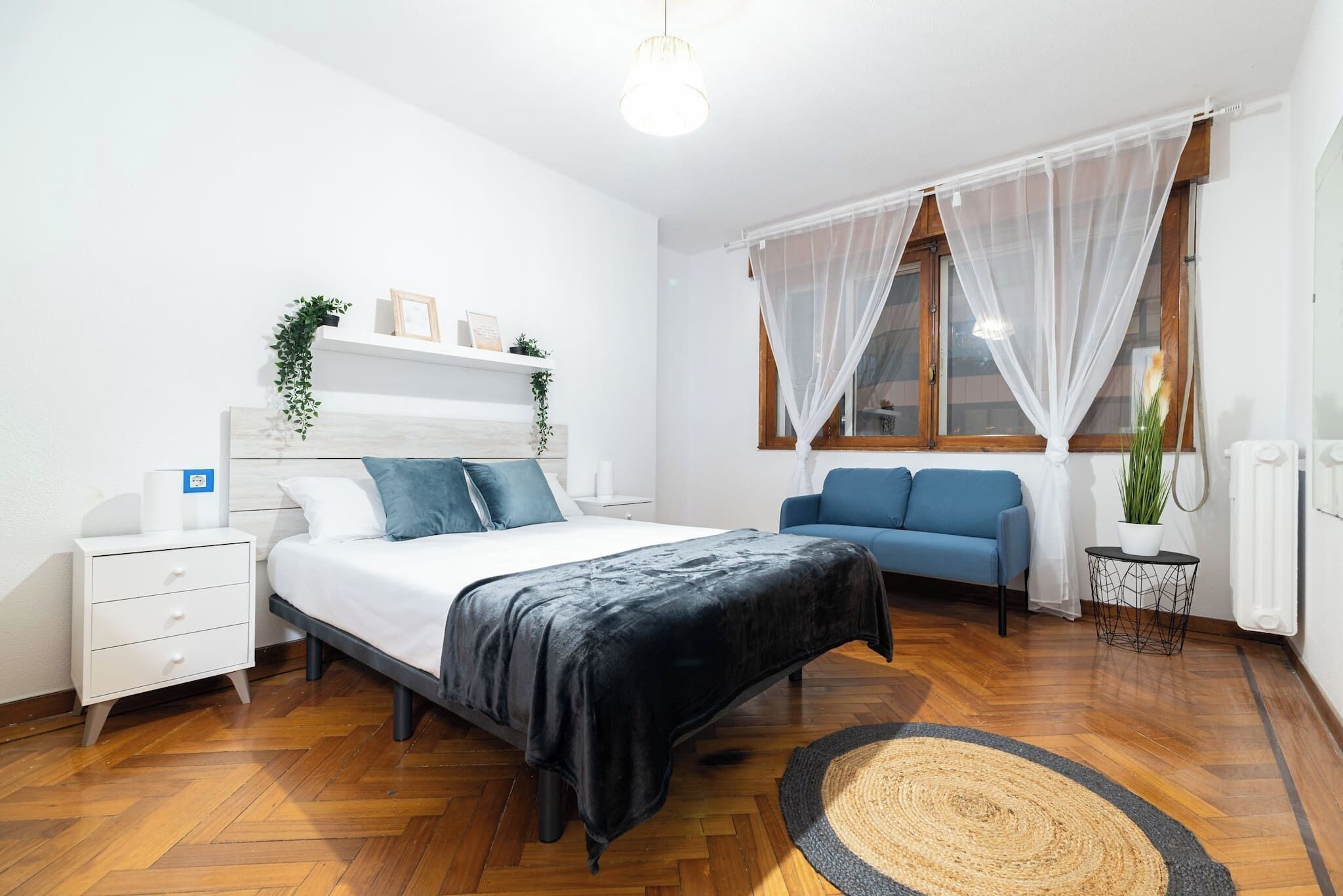 4 bedrooms, iron/ironing board, bed sheets