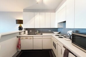 Fridge, microwave, oven, stovetop - Apartment in Nieuwpoort near the Coast (NIEUWPOORT)