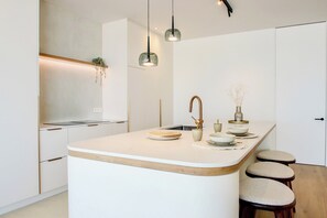 Réfrigérateur, micro-ondes, plaque de cuisson, lave-vaisselle