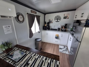 Fridge, microwave, coffee/tea maker, cookware/dishes/utensils - The Hideaway at Arrowhead (#2) (Sandia)