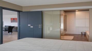 2 habitaciones y tabla de planchar con plancha