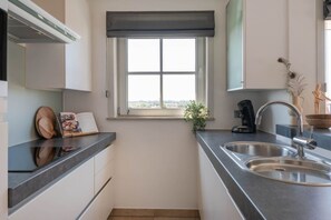 Fridge, microwave, stovetop, dishwasher