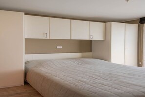 2 chambres, fer et planche à repasser