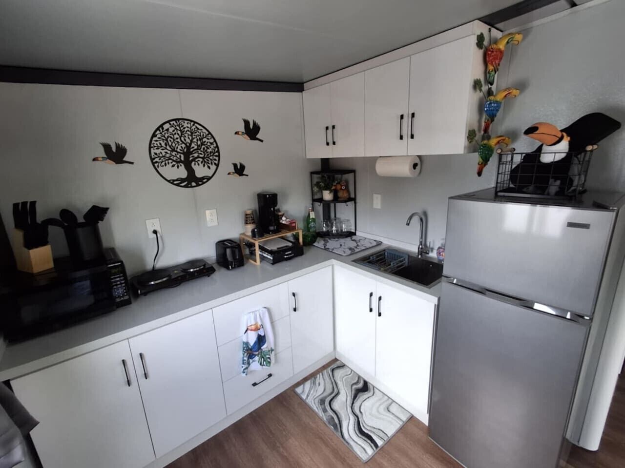 Jääkaappi, mikroaaltouuni, kahvin-/teenkeitin, leivänpaahdin