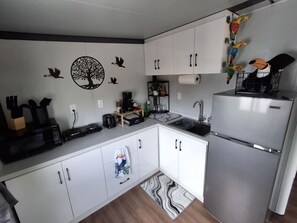 Frigorifero, microonde, macchina per tè/caffè, tostapane