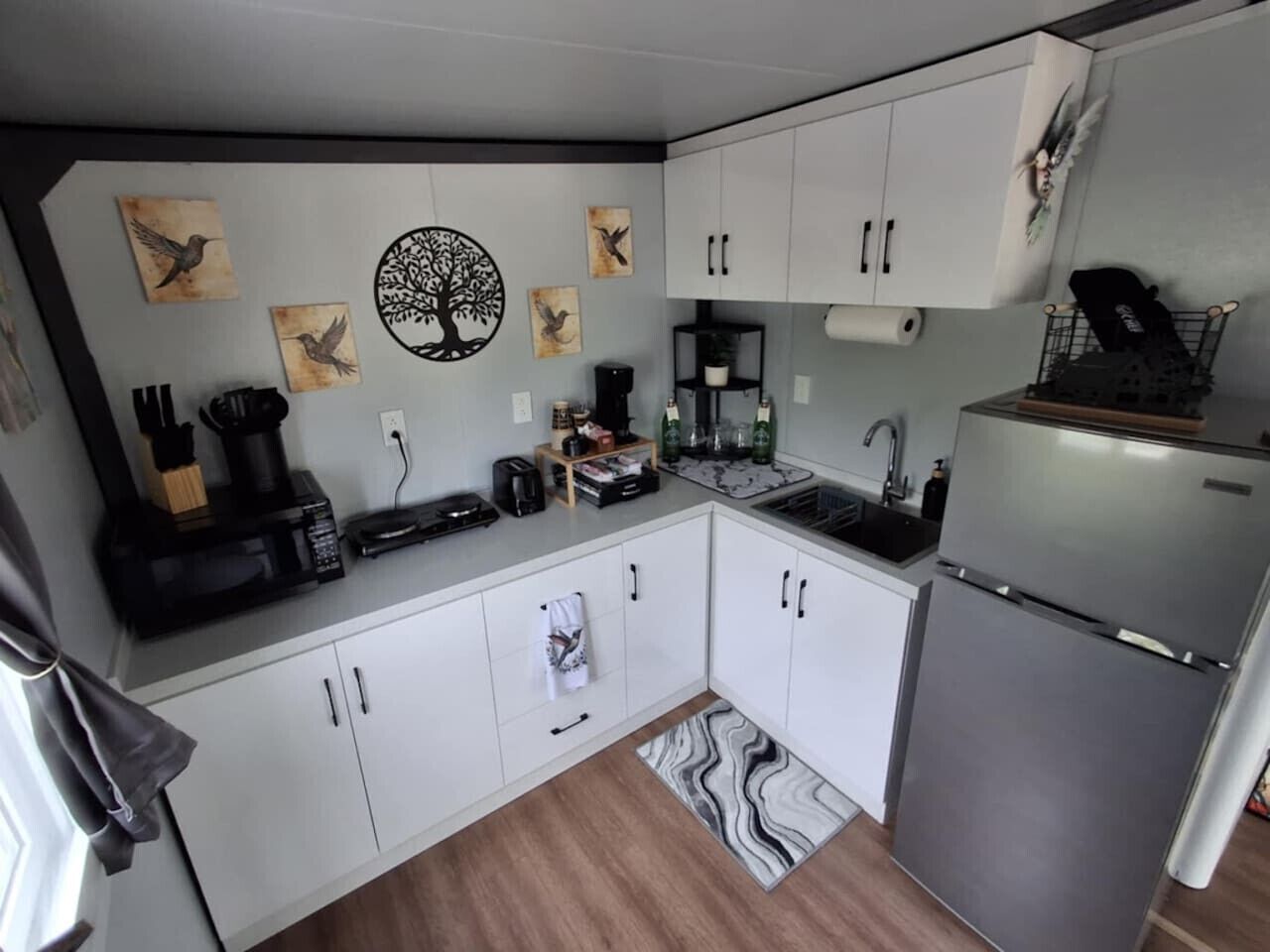 Jääkaappi, mikroaaltouuni, kahvin-/teenkeitin, leivänpaahdin