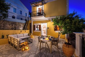 Outdoor dining - Elpidas ApartmentS In Symi (Simi)