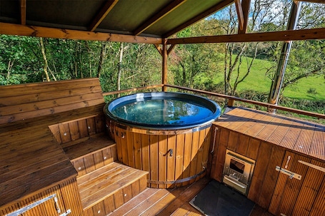Terrace/patio. Luxury Dome in Kent near Hever Castle