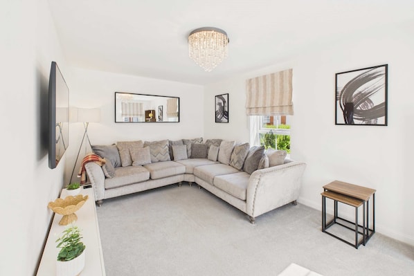 House | 3 bedrooms, desk