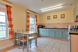 Fridge, microwave, oven, stovetop - Cottage in Shropshire near Walking Trails (Dorrington)