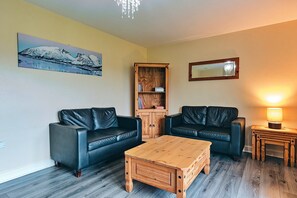 Smart TV - Cottage in Shropshire near Walking Trails (Dorrington)