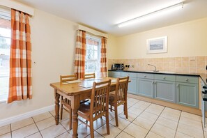 Dining - Cottage in Shropshire near Scenic Trails (Dorrington)