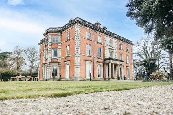 المنشأة من الخارج