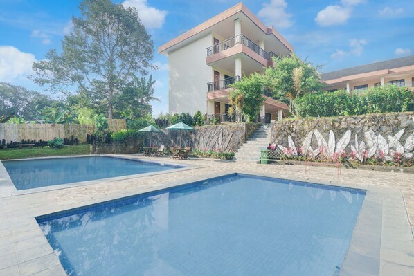 Outdoor pool - Hotel O Bogor near Taman Safari formerly Ken Raudhah Inn (Cisarua)