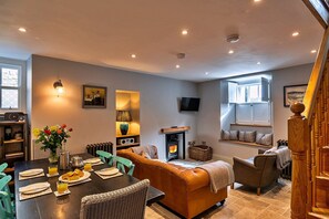 Smart TV y chimenea 