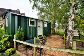 Outdoor dining - Luxurious camping cottage in Nordley, No Deposit (Nordley)