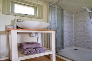 Shower - Luxurious camping cottage in Nordley, No Deposit (Nordley)
