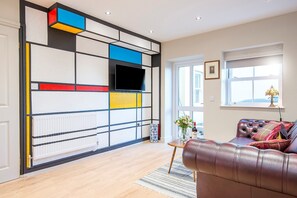 Smart TV, ping pong - Mansion in Carmarthen with Pool & Valley Views (Llangunnor)