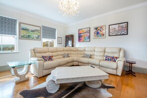 Smart TV, ping pong - Mansion in Carmarthen with Pool & Valley Views (Llangunnor)