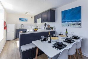 Kylskåp, mikrovågsugn, ugn och spishäll