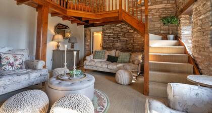 Cottage in Peak District with Scenic Views