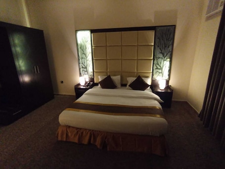 Caja de seguridad en la habitación y escritorio