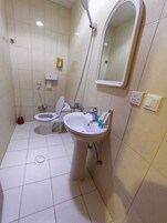 Secador de pelo, toallas, jabón y champú