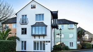A two-story building with a balcony, a sign reading "Tregenn Court," and a traditional architectural style. - Apartment in Falmouth near Beaches & Harbour (Falmouth)