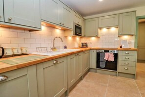 Fridge, microwave, oven, stovetop - Holiday Home in Cotswolds with Hot Tub (Little Rissington)