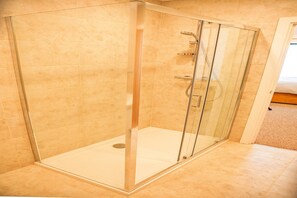 Shower, hair dryer - Barn in Cotswolds with Hot Tub & Scenic Trails (Little Rissington)