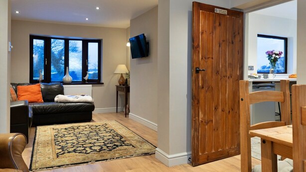 Smart TV, fireplace - Charming cottage in Kingsley, No deposit (Kingsley)