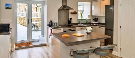 Køleskab, mikrobølgeovn, ovn, kogeplade