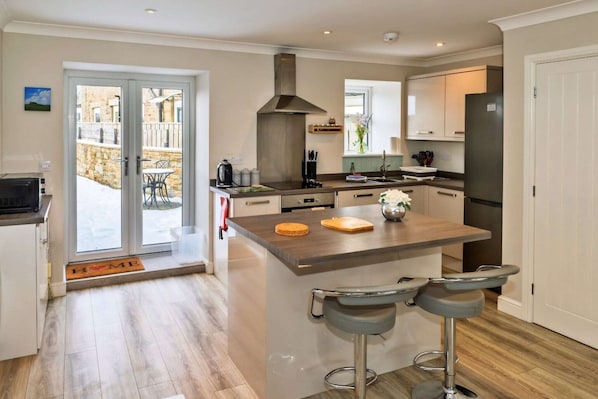 Kühlschrank, Mikrowelle, Ofen, Herdplatte