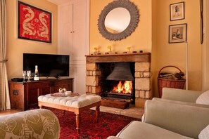 Smart TV, fireplace