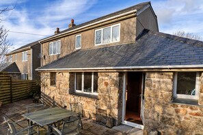 Outdoor dining - Holiday Home near Nanjizal Cove & Coastal Path (Sennen)