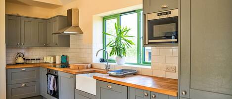 冷蔵庫、電子レンジ、オーブン、コンロ