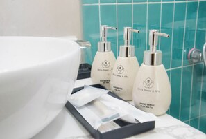 Shower, hair dryer, bathrobes, slippers - Tina's House & Spa (Phu Quoc)