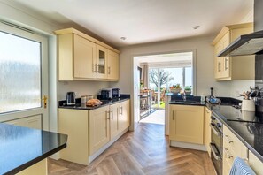 Jääkaappi, mikroaaltouuni, uuni, liesi