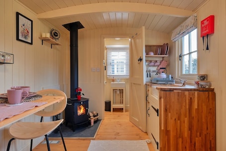 Fridge, microwave, oven, stovetop. Glamping in Northamptonshire near Cotswolds