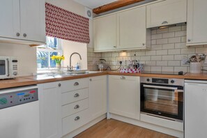 Fridge, microwave, oven, stovetop - Beautiful cottage near River Tweed, No deposit (Kelso)