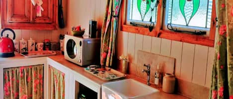 Køleskab, mikrobølgeovn, kogeplade, køkkentøj/tallerkener/redskaber