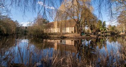 Cottage on Private Island in Cambridgeshire